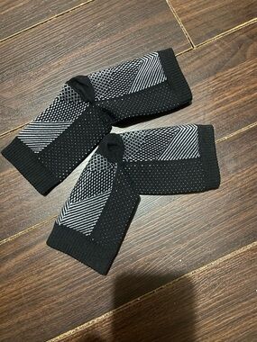 Black & White Geometric Knit Arm Warmers